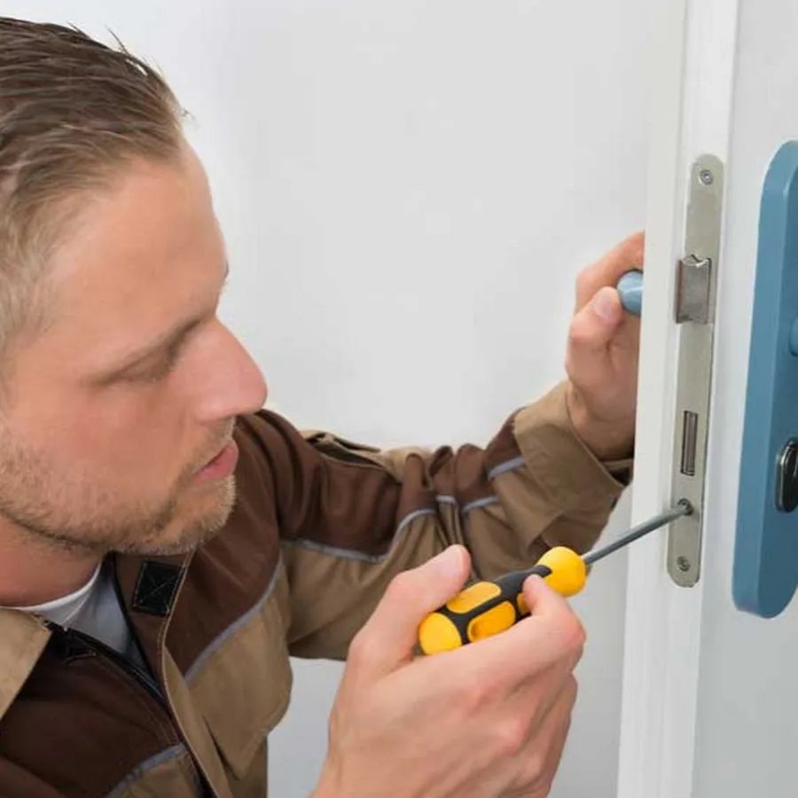 Erfahrener Schlüsseldienst Techniker bei der Arbeit